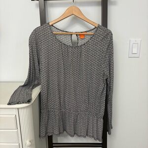 XL Black and White Patterned Women's Top from Joe Fresh. Pretty, dainty design